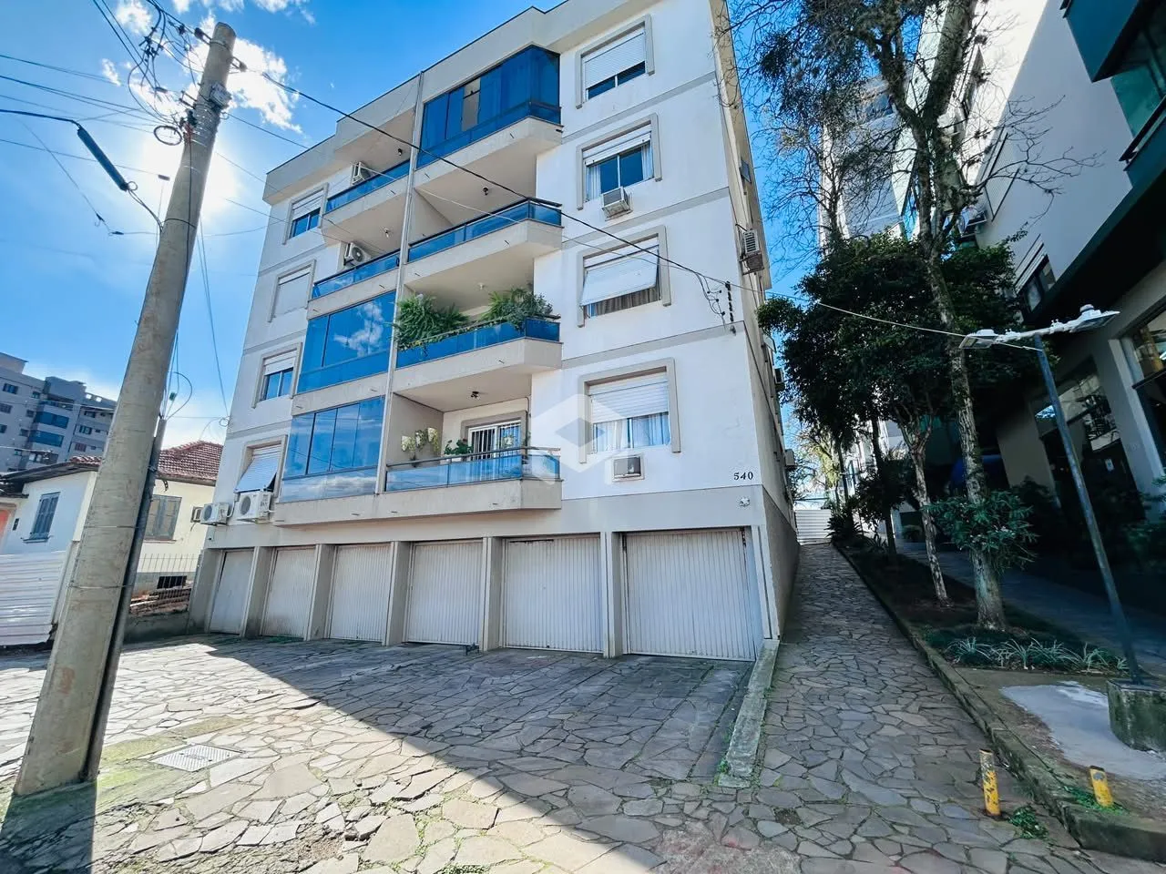Fachada de um prédio residencial em Lajeado, Brasil, com garagem no térreo.