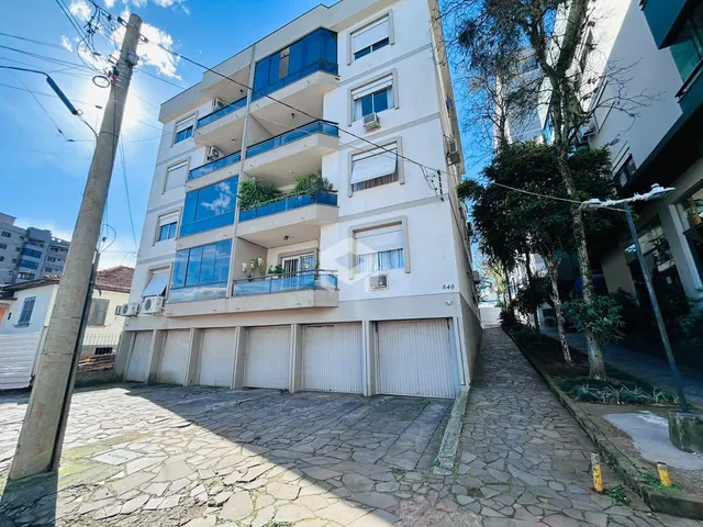 Fachada de um prédio residencial em Lajeado, Brasil, com garagem no térreo.