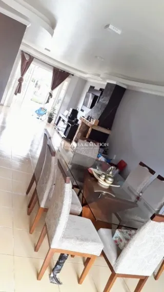 Foto de um ambiente interno com mesa de jantar e cadeiras.
