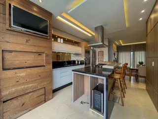 Vista da cozinha moderna com ilha e armários em Lajeado, Brasil.