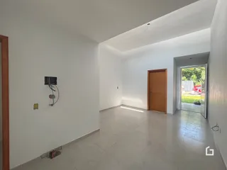 Interior de um espaço com paredes brancas e piso de cerâmica.