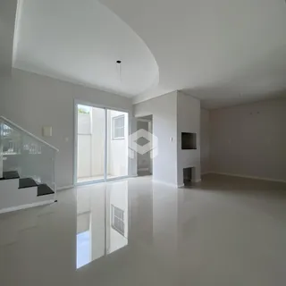 Ambiente interno amplo com piso claro e paredes brancas.