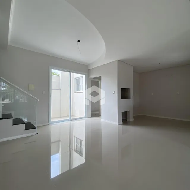 Ambiente interno amplo com piso claro e paredes brancas.