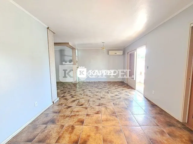 Sala de estar com piso de cerâmica e paredes brancas.