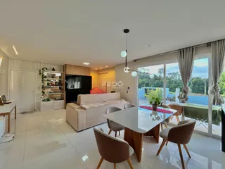 Sala de estar ampla com piso de cerâmica e vista para o exterior.