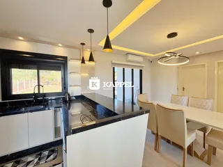 Foto de uma cozinha moderna com ilha e área de jantar.