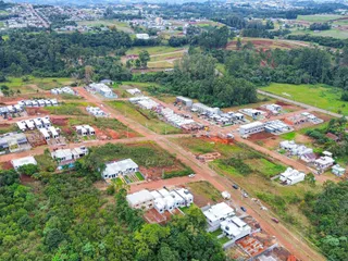 Vista aérea de um loteamento residencial em Lajeado, Brasil, mostrando casas em construção.