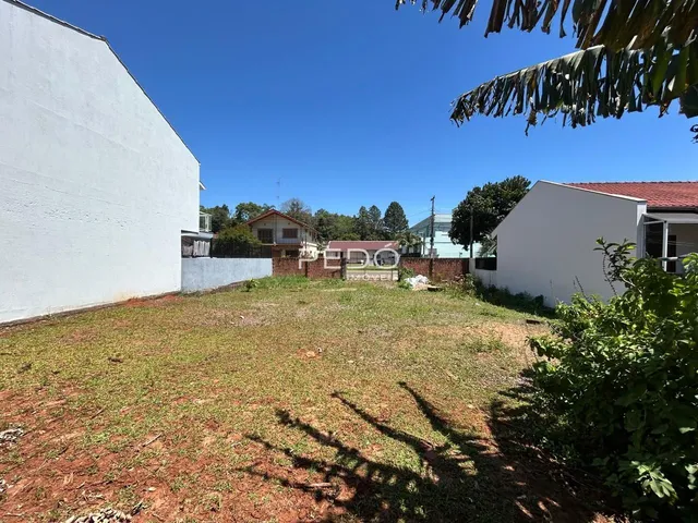 Vista externa de uma propriedade em Lajeado, Brasil, mostrando o quintal e as construções.