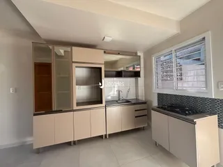 Esta é uma foto de uma cozinha com armários e piso de cerâmica.