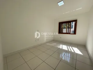 Ambiente interno com piso de cerâmica claro.