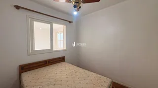 Foto de um quarto com cama e janela em uma residência.