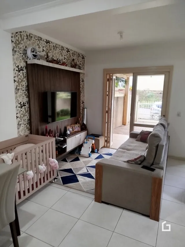 Foto de um quarto com cabeceira de madeira e piso de cerâmica.