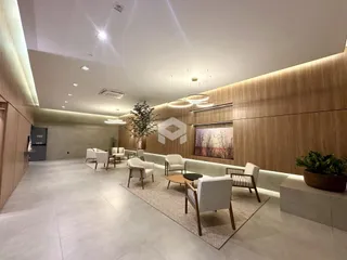 Sala de estar moderna com painéis de madeira e iluminação embutida.
