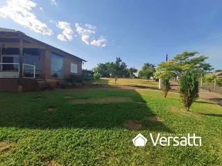 Foto da área gramada e jardim de uma residência em Lajeado.
