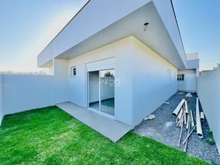 Fachada moderna de uma residência com jardim e área externa em Lajeado.