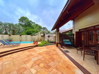 Vista externa de uma área de lazer com piscina e pátio em Lajeado.