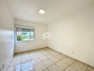 Foto de um cômodo interno com piso de cerâmica claro.