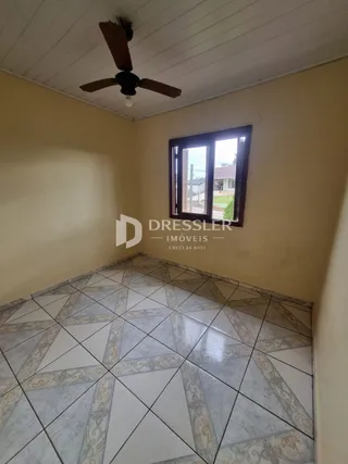 Foto de um cômodo interno com piso de azulejos.