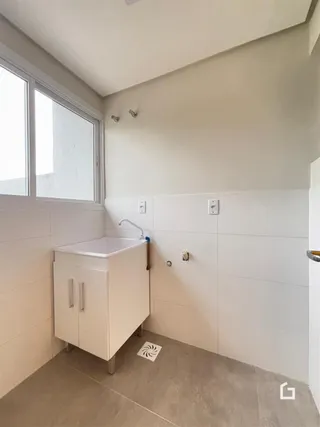 Foto de um banheiro interno com revestimento branco.