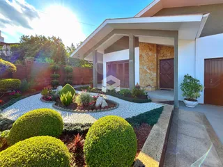 Fachada de uma residência em Lajeado, Brasil, com jardim bem cuidado.