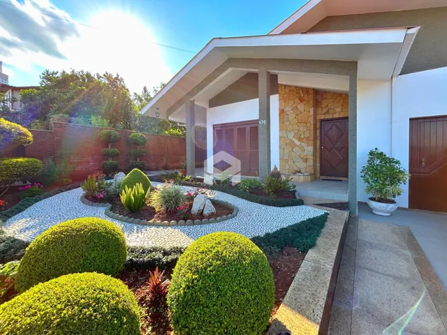 Fachada de uma residência em Lajeado, Brasil, com jardim bem cuidado.