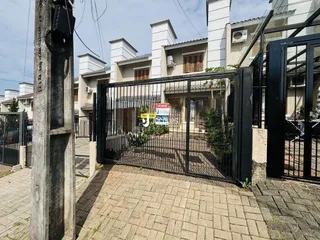 Foto da fachada de uma residência com portão de ferro em Lajeado.