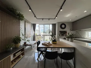 Vista de uma sala de jantar moderna com grandes janelas em um imóvel no Brasil.
