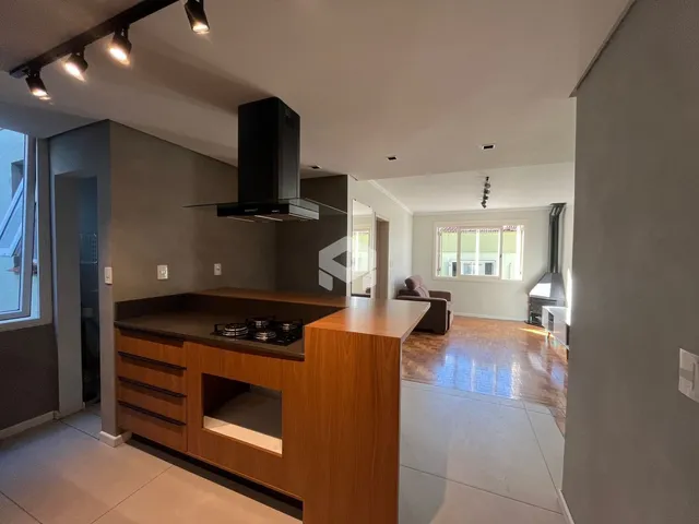 Vista da cozinha moderna com armários de madeira e bancada em Lajeado.