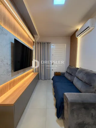 Sala de estar com decoração moderna e painel de madeira.