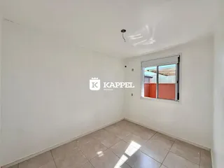 Foto de um cômodo interno com piso de cerâmica e uma janela.