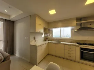 Foto de uma cozinha moderna com armários e bancadas claras.