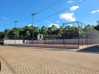 Vista externa de uma propriedade com cerca de arame.