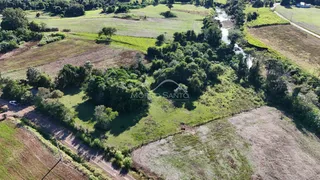 Vista aérea de uma propriedade rural com campos e vegetação na região de Lajeado.