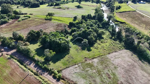 Vista aérea de uma propriedade rural com campos e vegetação na região de Lajeado.