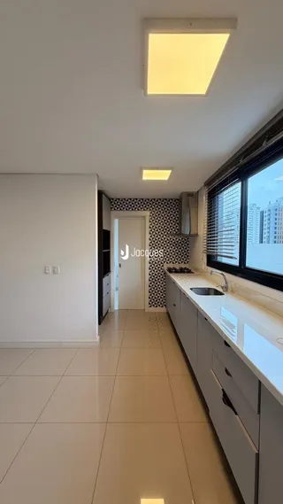 Hall de passagem com piso claro e armários na área interna da propriedade.