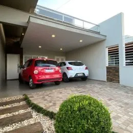 Fachada da residência em Lajeado, Brasil, mostrando a área externa pavimentada.