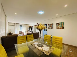 Sala de estar com sofá e mesa de centro em um imóvel no Brasil.