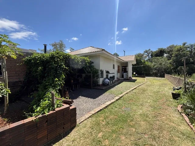 Foto da fachada de uma casa com jardim e área externa em Lajeado.