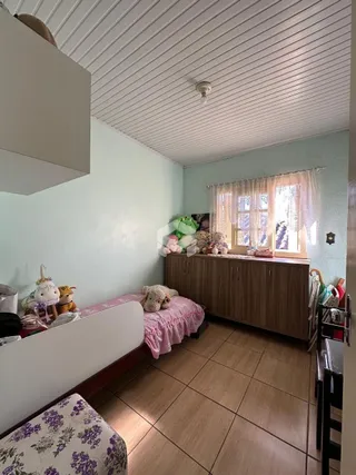 Quarto com cama e armário de madeira em um imóvel.