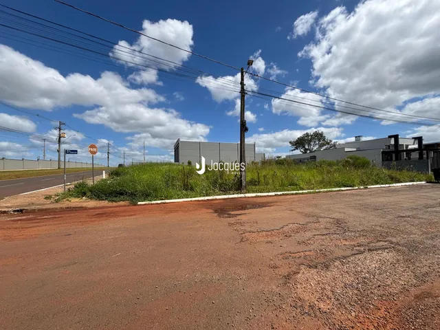 Foto da fachada de uma propriedade em Lajeado, Brasil, com vegetação e estrada no primeiro plano.
