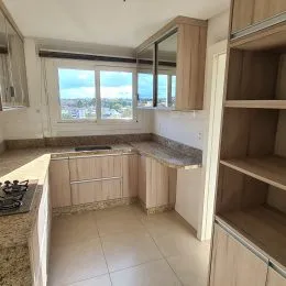 Foto de uma área interna com armários e piso de cerâmica.