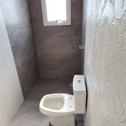 Foto de um vaso sanitário branco em um ambiente.