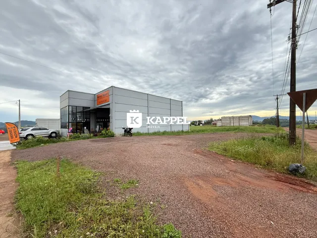 Foto da fachada de um prédio comercial em Lajeado, Brasil.