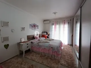 Quarto com cama e decoração rosa em um imóvel no Brasil.