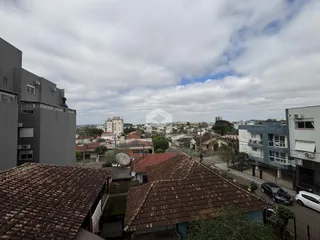 Vista aérea de telhados de casas em uma área residencial de Lajeado, Brasil.