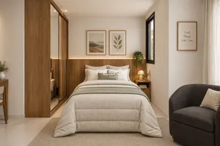 Quarto moderno com cabeceira de madeira e decoração neutra.