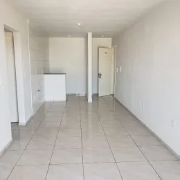 Hall de corredor com piso de cerâmica claro.