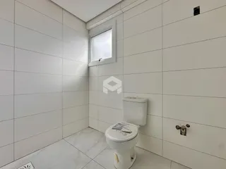 Foto de um banheiro com paredes brancas e piso claro.