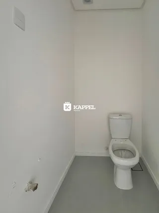Foto de um banheiro simples com um vaso sanitário branco.