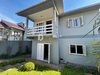 A fachada de uma casa em Lajeado, Brasil, com varanda e jardim.